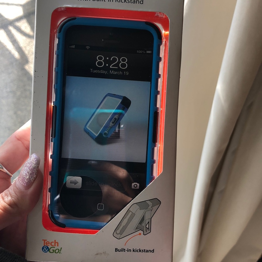 iPhone 5 grip grid caaa with built in kick stand